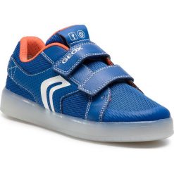 Sneakersy GEOX - J Kommodor B. A J925PA 014BU C0685 D Royal/Orange. Niebieskie trampki chłopięce Geox, bez wzorów, ze skóry ekologicznej, na rzepy. W wyprzedaży za 199,00 zł.