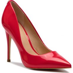 Szpilki GUESS - Okley3 FL6OK3 PAF08 RED. Czerwone półbuty damskie marki Guess, z aplikacjami, ze skóry ekologicznej, bez obcasa, na obcasie, bez zapięcia. Za 669,00 zł.