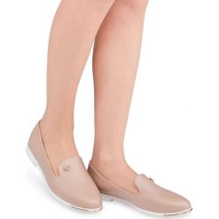 Balerinki damskie Miss Laura W-133 Beżowe. Brązowe baleriny damskie MISS LAURA, bez wzorów, z tworzywa sztucznego, eleganckie, bez obcasa, na płaskiej podeszwie. Za 52,00 zł.