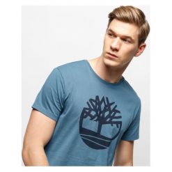 Timberland Koszulka Ss Kennebec River Brand Tee Tree , szary, rozmiar M. Szare koszulki męskie Timberland, m, bez wzorów, z bawełny, bez kołnierzyka, bez rękawów. W wyprzedaży za 119,99 zł.