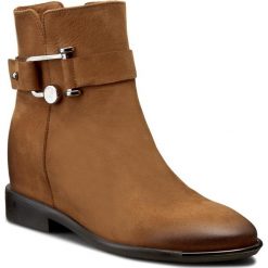 Botki CARINII - B3830 I44-000-POL-B98. Brązowe botki damskie na obcasie Carinii, z nubiku. W wyprzedaży za 269,00 zł.