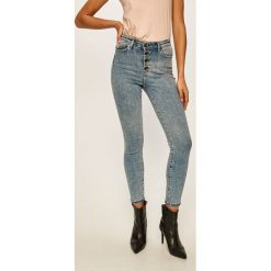 Guess Jeans - Jeansy 1981. Niebieskie jeansy damskie z podwyższonym stanem. W wyprzedaży za 239,90 zł.