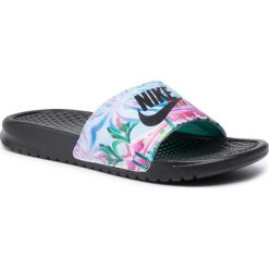 Klapki NIKE - Benassi Jdi Print 618919 023 Pure Platinum/Black. Czarne klapki damskie Nike, bez wzorów, z tworzywa sztucznego, bez obcasa. W wyprzedaży za 119,00 zł.
