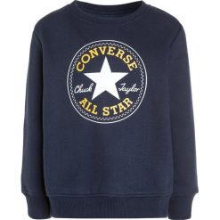 Converse CHUCK PATCH CREW Bluza obsidian. Niebieskie bluzy chłopięce Converse, z bawełny. W wyprzedaży za 127,20 zł.