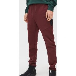 Joggery basic z aplikacją - Bordowy. Czerwone spodnie męskie Cropp, s, z aplikacjami. Za 99,99 zł.