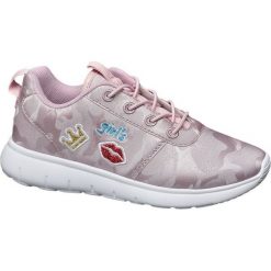 Sportowe buty dziecięce Vty różowe. Czerwone buciki niemowlęce marki Vty, z materiału. Za 89,90 zł.