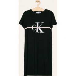 Calvin Klein Jeans - Sukienka dziecięca 116-176 cm. Czarne sukienki dziewczęce Calvin Klein Jeans, z nadrukiem, z elastanu, casualowe, z krótkim rękawem, krótkie, mini, proste. Za 299,90 zł.