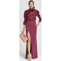 SUKIENKA ELISABETTA FRANCHI. Czerwone sukienki damskie Elisabetta Franchi, na co dzień, z aplikacjami, z tkaniny, eleganckie, ze stójką, bez rękawów, długie, maxi, proste. Za 2199,00 zł.