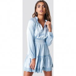 Iva Nikolina x NA-KD Krótka sukienka z długim rękawem - Blue. Niebieskie sukienki mini Iva Nikolina x NA-KD, z haftami, z satyny, z falbankami, z długim rękawem. Za 161,95 zł.