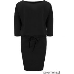 Sukienka kimono wiązana dekolt łódka czarna. Czarne sukienki damskie dzianinowe marki Pakamera, z dekoltem w łódkę, midi. Za 79,00 zł.