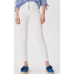 Jeansy skinny z wysokim stanem - Biały. Białe jeansy damskie Sinsay, bez wzorów, z jeansu, z podwyższonym stanem. Za 59,99 zł.