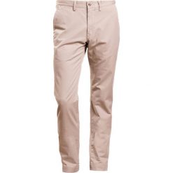 Spodnie męskie: Polo Ralph Lauren BEDFORD PANT Chinosy khaki tan