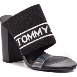 Klapki TOMMY JEANS - Knit Tommy Jeans Heeled Sandal EN0EN00532 Black 990. Czarne klapki damskie Tommy Jeans, bez wzorów, z jeansu, bez obcasa, na obcasie. W wyprzedaży za 259,00 zł.