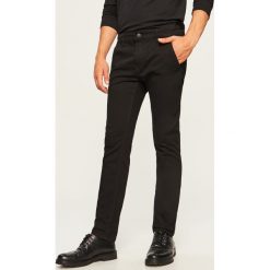 Jeansy chino slim fit - Czarny. Czarne jeansy męskie marki Reserved. Za 89,99 zł.