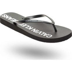 JAPONKI Calvin Klein Jeans. Czarne klapki damskie Calvin Klein Jeans, z nadrukiem, z jeansu, bez obcasa. Za 159,00 zł.