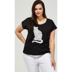 T-shirt z nadrukiem. Czarne bluzki damskie Moodo, z nadrukiem, z bawełny, klasyczne, z okrągłym kołnierzem, z krótkim rękawem. Za 29,99 zł.
