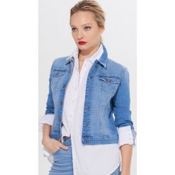 Krótka jeansowa kurtka -. Kurtki damskie Mohito, bez wzorów, z jeansu, krótkie, bez kaptura. Za 129,99 zł.