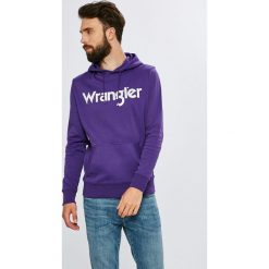 Wrangler - Bluza. Fioletowe bluzy męskie z kapturem marki Wrangler, xl, z nadrukiem, z bawełny. W wyprzedaży za 129,90 zł.