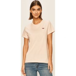 Levi's - T-shirt. Różowe bluzki damskie Levi's®, s, z nadrukiem, z bawełny, casualowe, z okrągłym kołnierzem. W wyprzedaży za 79,90 zł.