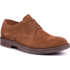Półbuty CLARKS - Paulson Plain 261474607 Tan Suede. Pomarańczowe półbuty męskie Clarks, na co dzień, bez wzorów, ze skóry, klasyczne, bez zapięcia. W wyprzedaży za 309,00 zł.