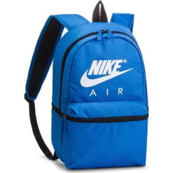 Plecak NIKE - BA5777 403. Niebieskie plecaki męskie Nike, z materiału, sportowe. Za 119,00 zł.