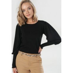 Czarny Sweter Amphiomise. Czarne swetry damskie Born2be, s, bez wzorów, bez rękawów, bez kaptura. Za 119,99 zł.