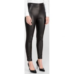 Guess Dalia Legginsy Czarny. Czarne spodnie damskie Guess, m, z aplikacjami, z materiału. Za 350,95 zł.