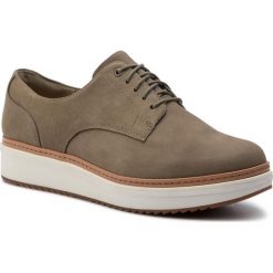 Oxfordy CLARKS - Teadale Rhea 261402174 Olive Nubuck. Zielone półbuty damskie Clarks, na co dzień, bez wzorów, ze skóry, bez obcasa, na płaskiej podeszwie, bez zapięcia. W wyprzedaży za 209,00 zł.