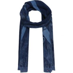 Szaliki męskie: Tommy Jeans LOGO FINE SCARF Szal denim