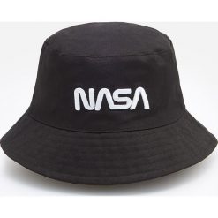 Kapelusz bucket hat NASA - Czarny. Czarne kapelusze męskie marki Reserved, bez wzorów. Za 59,99 zł.