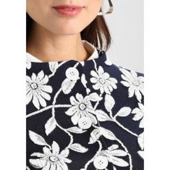 Josephine & Co LIA JACKET Kardigan navy. Niebieskie kardigany damskie marki Josephine & Co, z elastanu. W wyprzedaży za 440,30 zł.