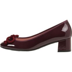 Pretty Ballerinas SHADE Czółenka amaral tango. Czerwone czółenka damskie marki Pretty Ballerinas, bez wzorów, ze skóry, bez obcasa. Za 649,00 zł.