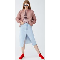 Kurtka typu bomber basic. Czerwone kurtki damskie Pull&Bear, bez wzorów, bez kaptura. Za 79,90 zł.