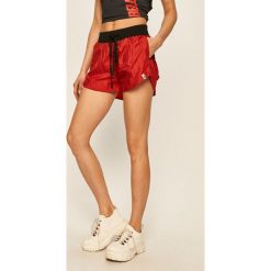 LaBellaMafia - Szorty. Czerwone spodenki sportowe damskie LABELLAMAFIA, s, bez wzorów, z elastanu, sportowe. Za 179,90 zł.
