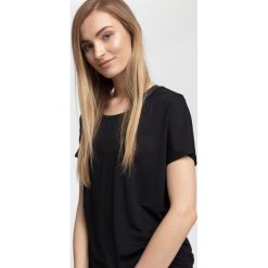 Koszulka treningowa damska TSDF005 - czarny. Czarne bluzki damskie marki 4f, z nadrukiem, z poliesteru, bez kołnierzyka, bez rękawów. W wyprzedaży za 79,99 zł.