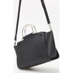 Torebka z metalowymi uchwytami - Czarny. Czarne torebki klasyczne damskie Reserved. Za 149,99 zł.