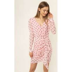 Sukienka letnia Guess Draped W01K74 WCLS0. Czarne sukienki damskie Guess, na lato, xs, z aplikacjami, z poliesteru, bez kołnierzyka, bez rękawów. W wyprzedaży za 359,00 zł.