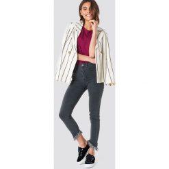 NA-KD Jeansy ze skośnym brzegiem - Grey. Szare jeansy damskie NA-KD, z podwyższonym stanem. Za 121,95 zł.