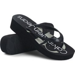 Japonki Calvin Klein Jeans. Czarne klapki damskie Calvin Klein Jeans, bez wzorów, z jeansu, bez obcasa. Za 129,00 zł.