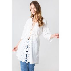 Free People Rozpinana koszula To The Moon - White. Białe koszule wiązane damskie Free People, z haftami. W wyprzedaży za 230,99 zł.