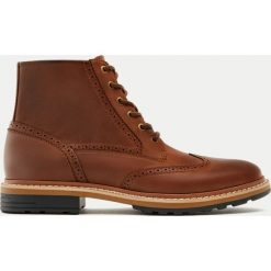 Buty męskie: Brązowe botki ze zdobieniem brogue