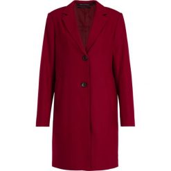 Płaszcz zimowy Marc O'Polo 908 0109 71023. Czerwone płaszcze damskie Marc O'Polo, na zimę, bez wzorów, z wełny. W wyprzedaży za 639,00 zł.