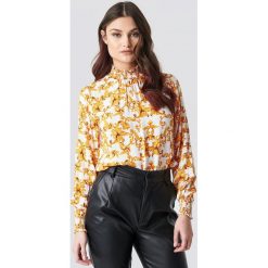 NA-KD Trend Smock Neck White Print Top - White,Yellow. Żółte topy damskie marki NA-KD Trend, z nadrukiem, bez kołnierzyka. Za 161,95 zł.