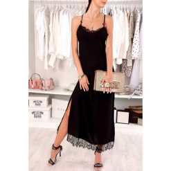 Sukienka SEMILDA BLACK. Czarne sukienki damskie IVET, na co dzień, na lato, bez wzorów, eleganckie, bez kołnierzyka, bez rękawów, długie. W wyprzedaży za 59,00 zł.