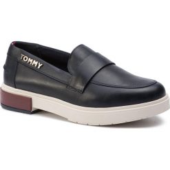 Półbuty TOMMY HILFIGER - Casual Leather Loafer FW0FW04167 Midnight 403. Czarne półbuty damskie TOMMY HILFIGER, na co dzień, bez wzorów, ze skóry, casualowe, bez obcasa, na płaskiej podeszwie, bez zapięcia. W wyprzedaży za 399,00 zł.