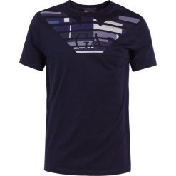 Emporio Armani MULTI LOGO Tshirt z nadrukiem dark blue. Niebieskie koszulki polo męskie Emporio Armani, m, z nadrukiem, z bawełny. W wyprzedaży za 440,30 zł.