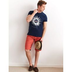 T-shirt z nadrukiem. Niebieskie t-shirty męskie Top Secret, na lato, s, z nadrukiem, z bawełny, bez kołnierzyka, krótkie. W wyprzedaży za 19,99 zł.