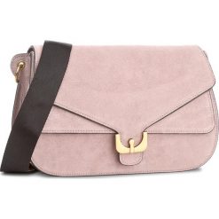 Torebka COCCINELLE - BM1 Ambrine Suede E1 BM1 12 03 01 Pivoine 208. Różowe torebki klasyczne damskie marki Coccinelle, na co dzień, bez wzorów, ze skóry, eleganckie, bez dodatków. W wyprzedaży za 929,00 zł.
