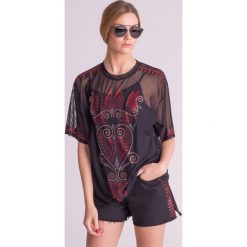 Czarna transparentna bluzka Versace Collection ze zdobieniami. Czarne bluzki damskie Versace Collection, z aplikacjami, z okrągłym kołnierzem, z krótkim rękawem. Za 795,60 zł.