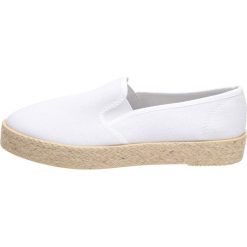 SLIP ON Białe espadryle damskie WISHOT 127. Białe espadryle damskie Wishot, bez wzorów, bez zapięcia. W wyprzedaży za 40,00 zł.
